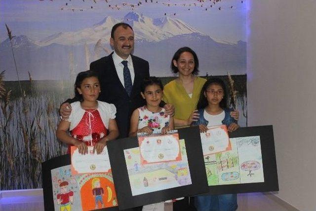 S&uuml;gav Resim Yarışması&rsquo;nda Derece Giren &Ouml;ğrencilere &Ouml;d&uuml;lleri Verildi 1