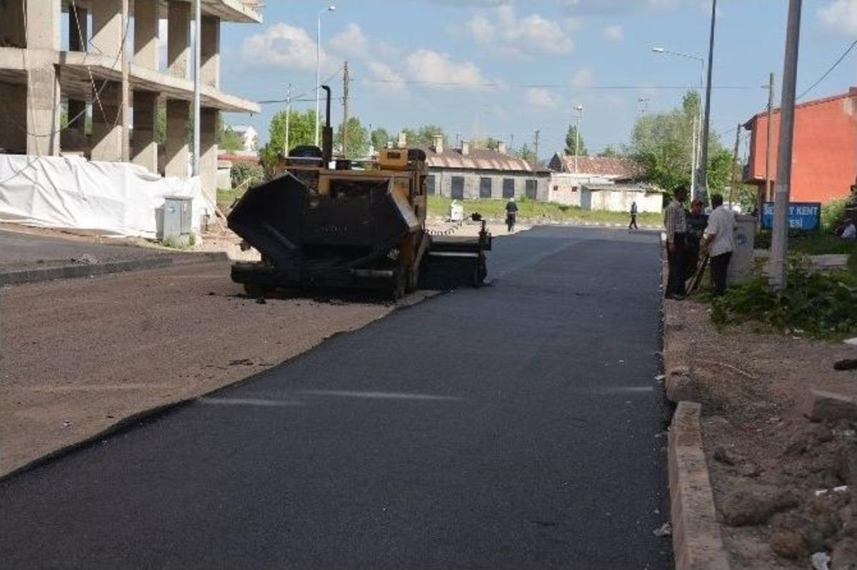 Başkan Kara&ccedil;anta Asfalt Finişer&rsquo;ine &Ccedil;ıkarak Asfalt Attı