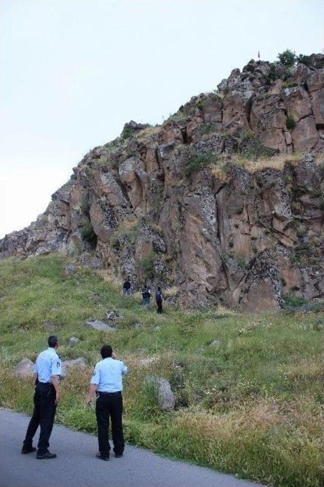 Bunalıma Girdi, Kayalıklardan Atladı