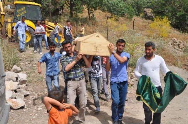 Pkk'lının Mezarı Açılarak Cenazesi Ailesine Teslim Edildi