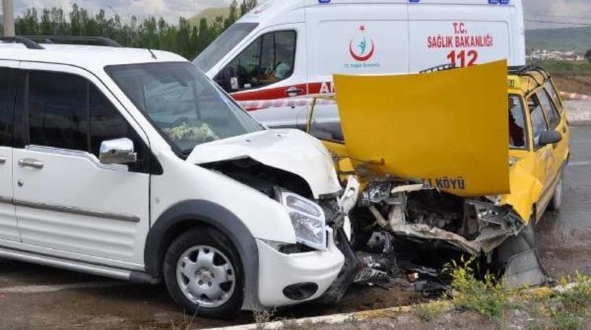 Sivas'ta Hafif Ticari Ara&ccedil; Taksiyle &Ccedil;arpıştı: 5 Yaralı