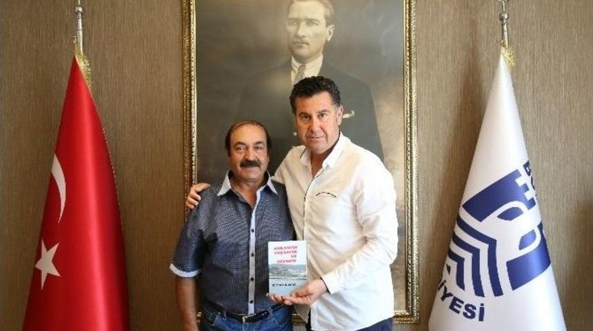 Şair Personel İlk Şiir Kitabını Başkan Kocadon&rsquo;a Hediye Etti