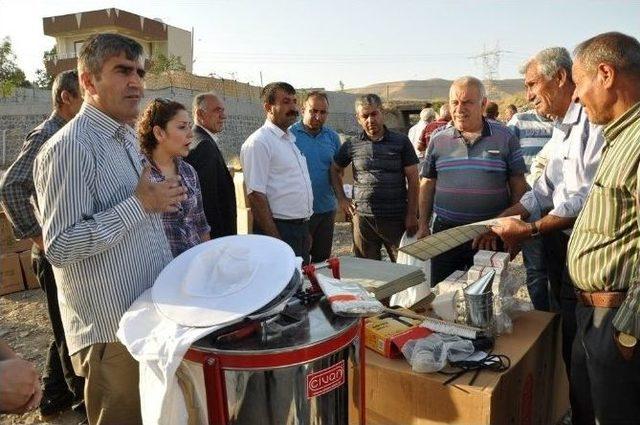 Cizre’de Arı Yetiştiricilerine Arılı Kovan Dağıtıldı 1