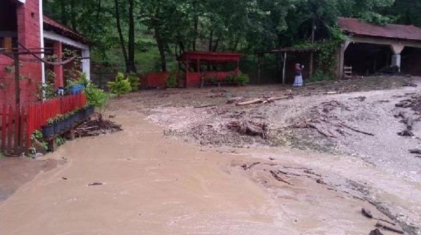 İneg&ouml;l&rsquo;De Sağanak Yağış Su Baskınlarına Neden Oldu