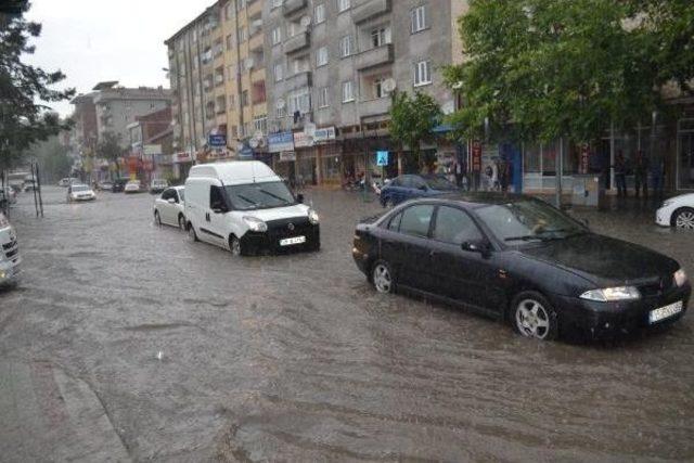 İnegöl’De Sağanak Yağış Su Baskınlarına Neden Oldu