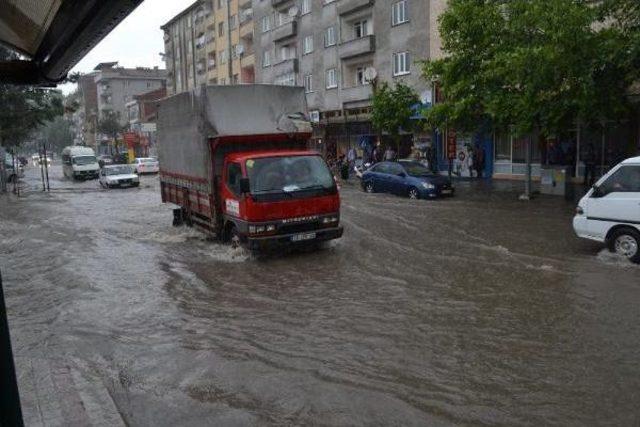 İnegöl’De Sağanak Yağış Su Baskınlarına Neden Oldu