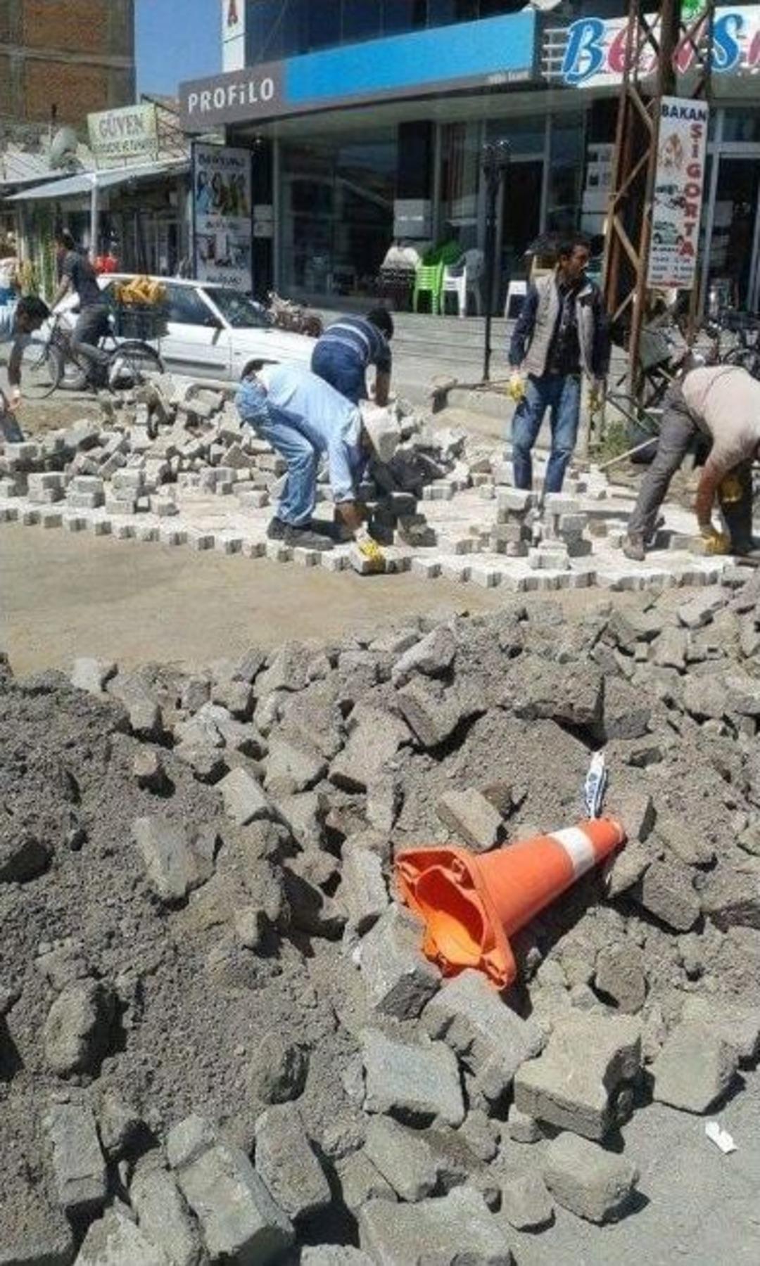 Erciş Belediyesi&rsquo;nin Asfalt Ve Kaldırım &Ccedil;alışmaları