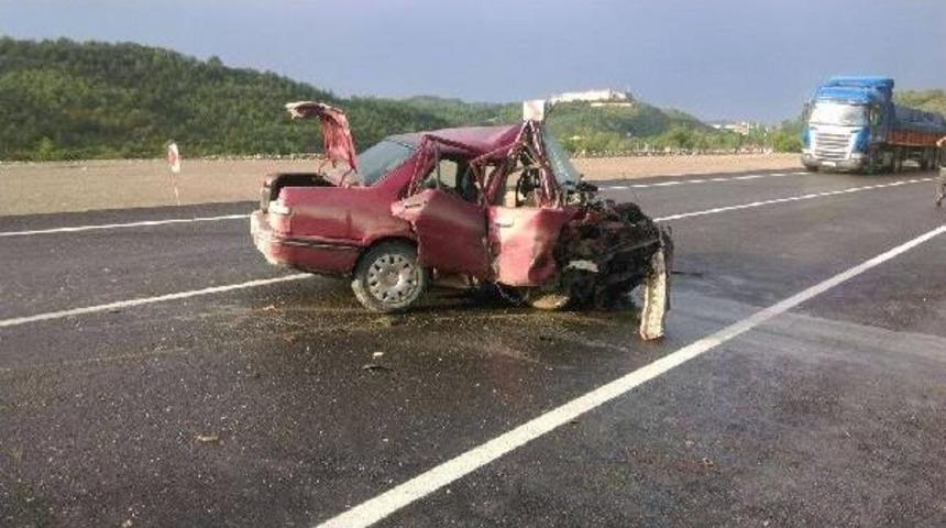 Kastamonu'da Iki Otomobil &Ccedil;arpıştı: 1 &Ouml;l&uuml;, 6 Yaralı