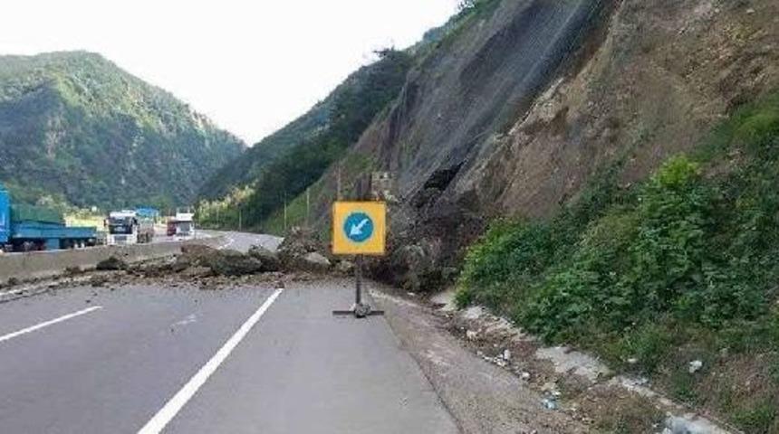 Sakarya- Eskişehir Karayolunda Heyelan Ulaşımı Etkiledi