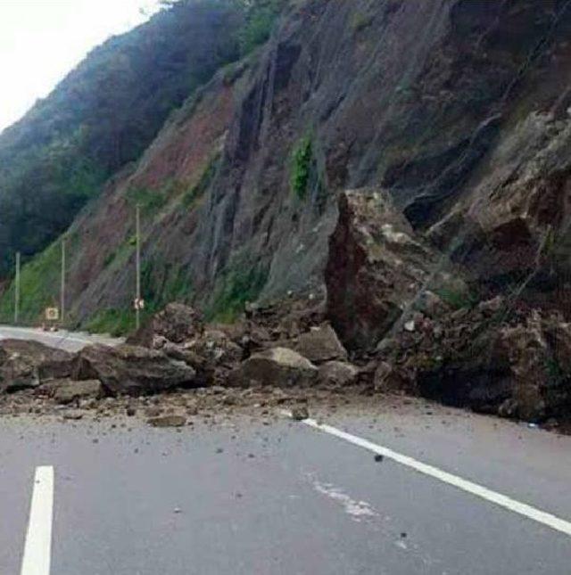 Sakarya- Eskişehir Karayolunda Heyelan Ulaşımı Etkiledi 1