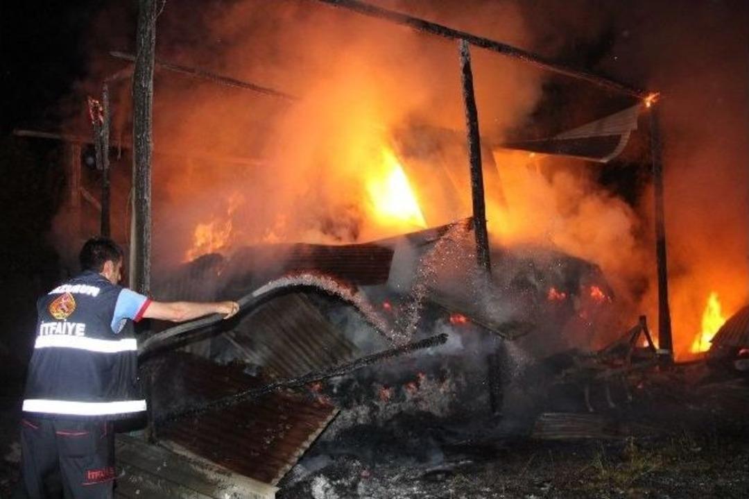 Oltu&rsquo;da İki Samanlık K&uuml;l Oldu