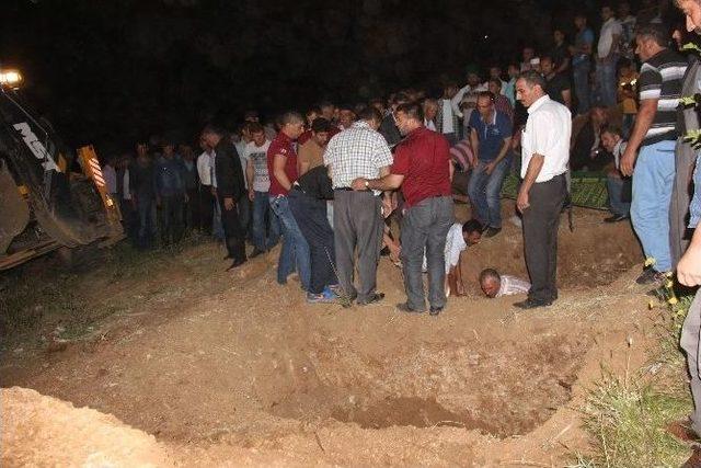 Eşi Tarafından Öldürülen Kadın Ve Çocukları Yan Yana Defnedildi