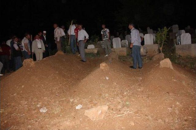 Eşi Tarafından Öldürülen Kadın Ve Çocukları Yan Yana Defnedildi