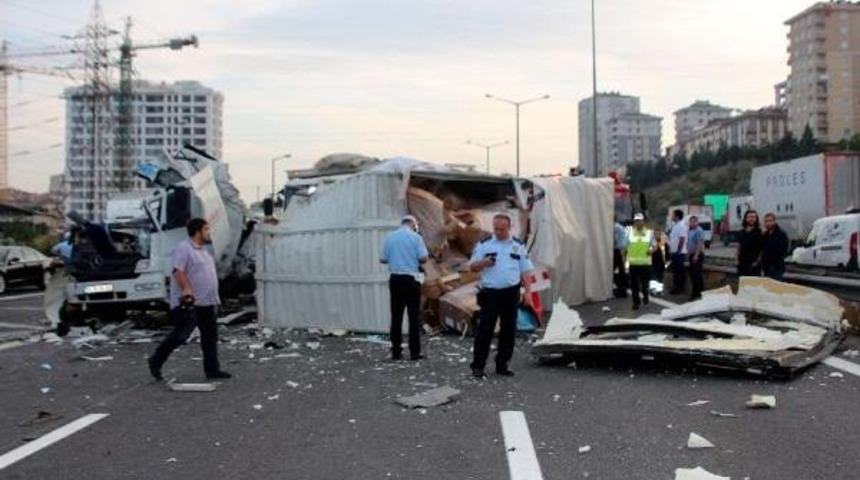 Tem Otoyolu'nda 4 Araç Birbirine Girdi, Yol Tarfiğe Kapandı
