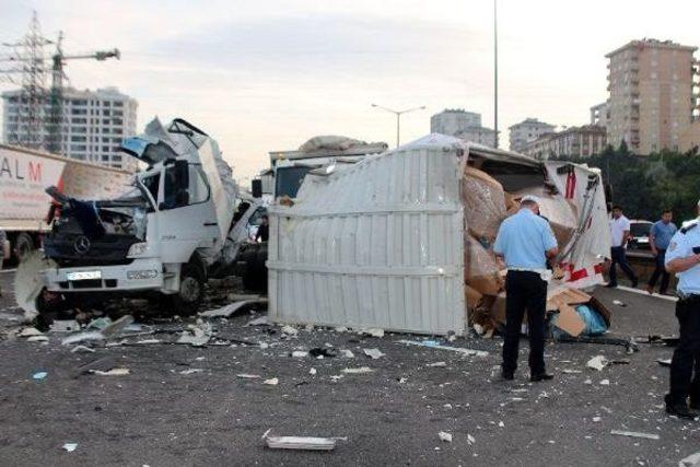 Tem Otoyolu'nda 4 Araç Birbirine Girdi, Yol Tarfiğe Kapandı