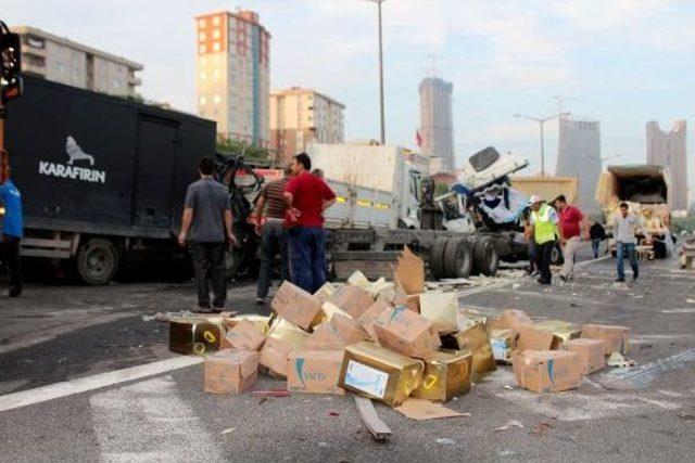 Tem Otoyolu'nda 4 Araç Birbirine Girdi, Yol Tarfiğe Kapandı