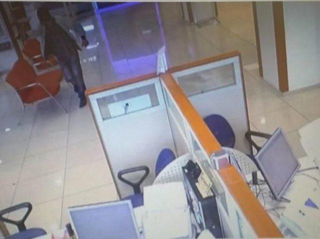 G&uuml;venlik G&ouml;revlisi Banka Soygununu Engelledi 2