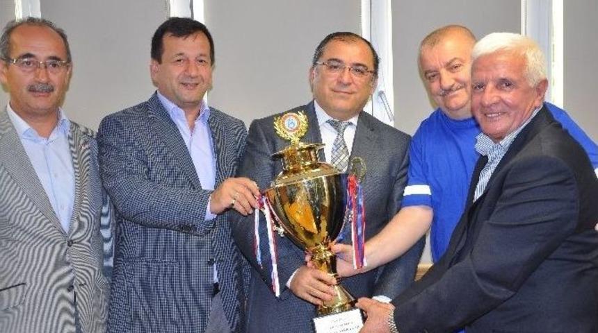 K&uuml;maşspor Kupasına Kavuştu