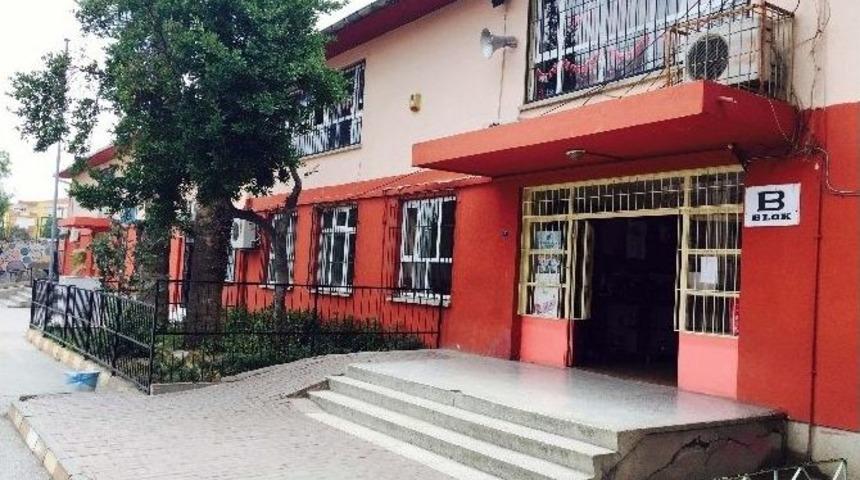 &Ouml;fkeli Baba Satırla Okul Bastı