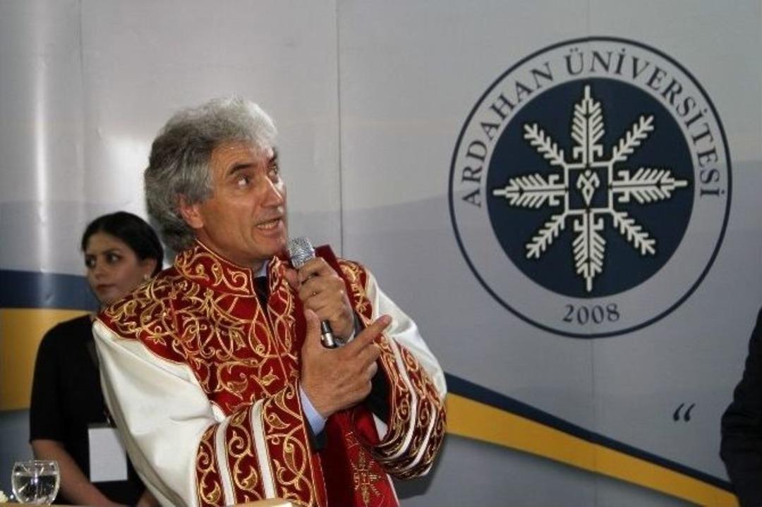 Ar&uuml;&rsquo;de Mezuniyet Coşkusu