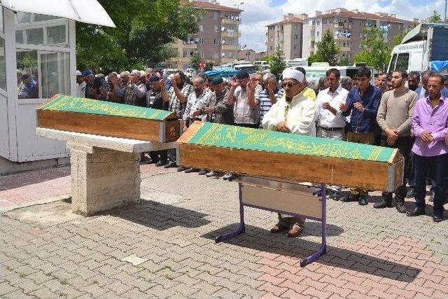 Bodrum Katında Boğularak Ölen Baba Ve Kızı Son Yolculuğuna Uğurlandı