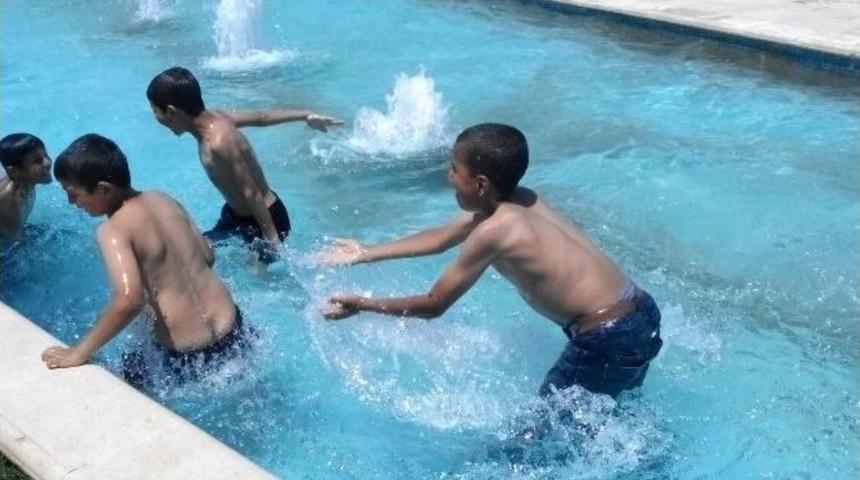 S&uuml;s Havuzlarında Serinleyen &Ccedil;ocuklar Tehlikenin Farkında Değil