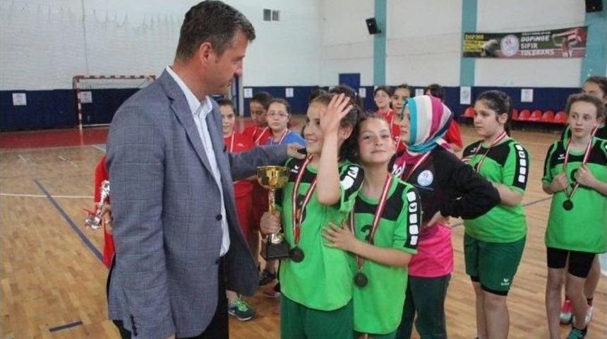 Minikler Hentbol Birincisi Kız Meslek Lisesi Oldu