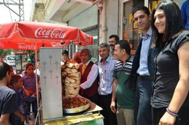 Hdp Barajı Geçti Diye 50 Kilo Tavuk Döneri Ücretsiz Verdi