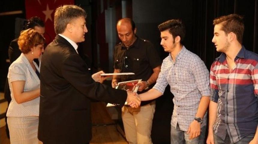 Perde Kapandı, &Ouml;d&uuml;ller Verildi