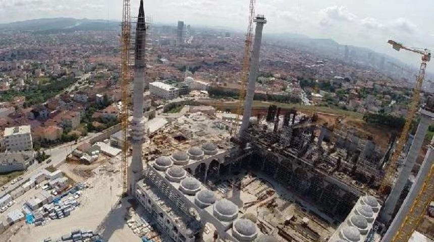 &Ccedil;amlıca Camiine 90 Metreye Ilk Bayrak &Ccedil;ekildi