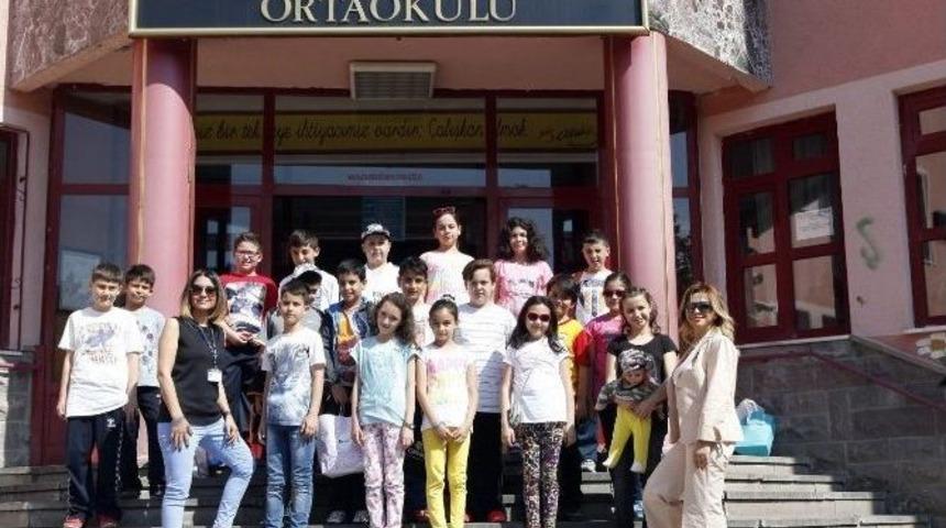 &Ouml;ğrencilere Skolyoz Değerlendirmesi
