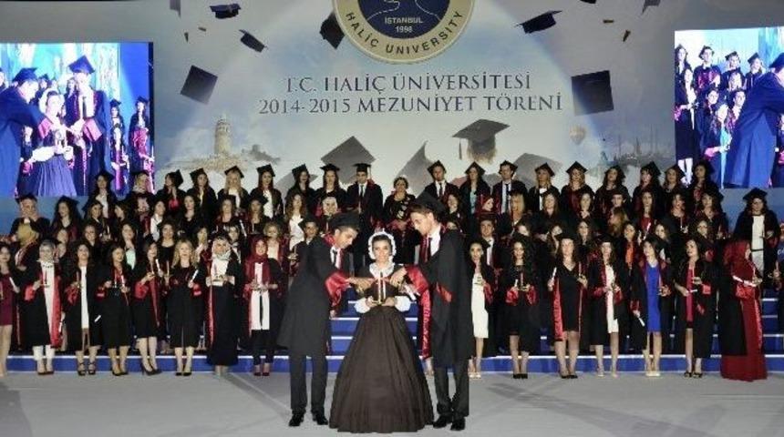 Hali&ccedil;&rsquo;te Mezuniyet Coşkusu