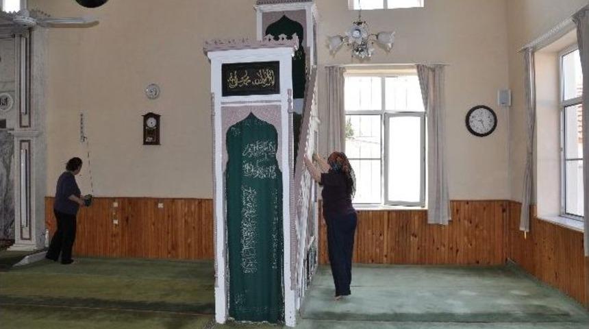 Edremit&rsquo;te Camiler Temizleniyor