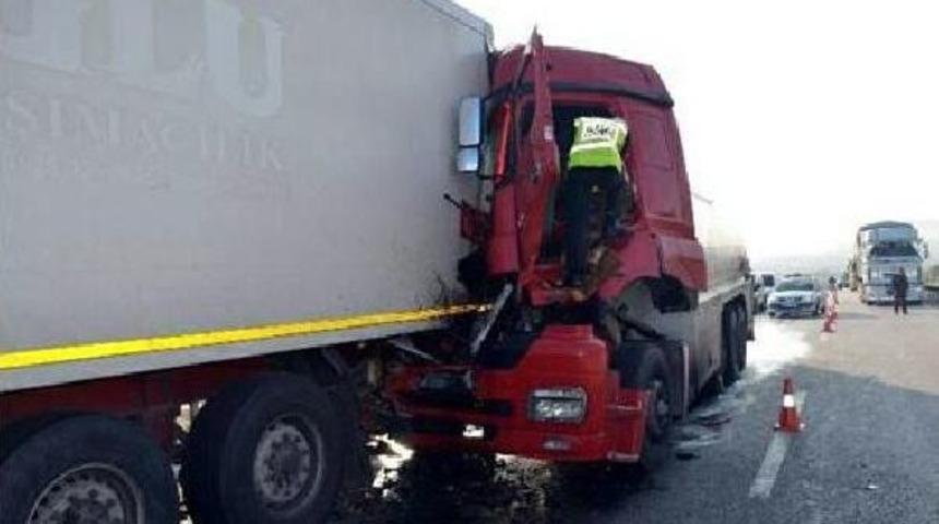 Tamir Etmeye &Ccedil;alıştığı Tır'ın S&uuml;r&uuml;c&uuml; Kabini Altında Can Verdi