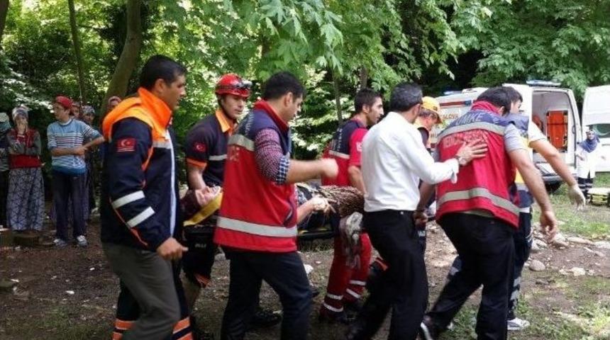 Dağda Ağa&ccedil;tan D&uuml;şen Yaşlı Kadın İ&ccedil;in Nefes Kesen Kurtarma Operasyonu