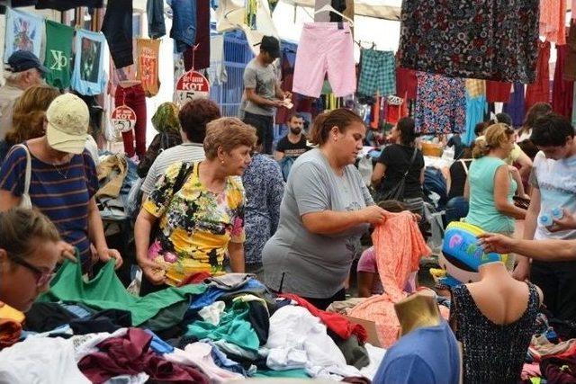 Ayvalık Pazarı Yunan Turistlerle Hayat Buluyor