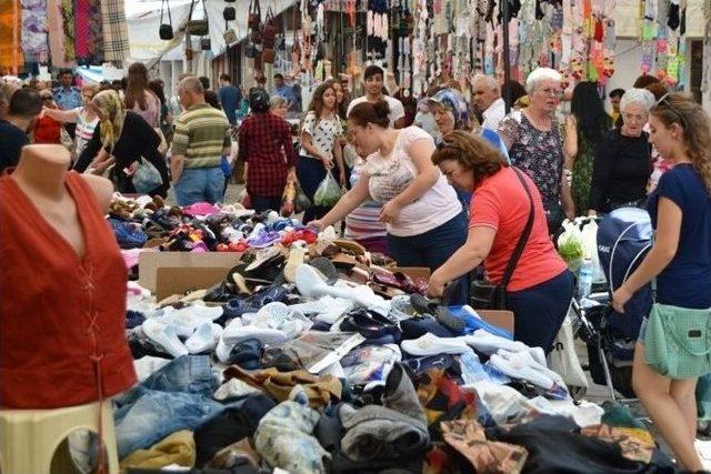 Ayvalık Pazarı Yunan Turistlerle Hayat Buluyor