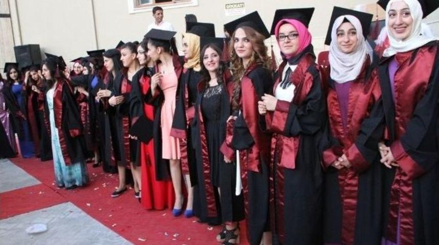 Lise &Ouml;ğrencilerin Mezuniyet Sevinci