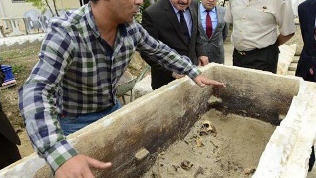 Kum Ocağından Çıkan 1900 Yıllık Mezar Geçmişe Işık Tutacak