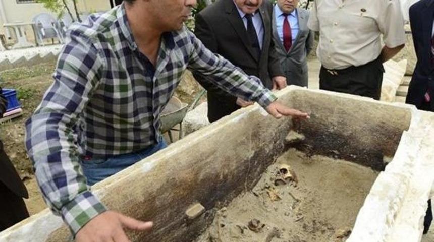 Kum Ocağından &Ccedil;ıkan 1900 Yıllık Mezar Ge&ccedil;mişe Işık Tutacak