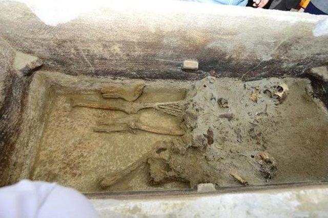 Kum Ocağından &Ccedil;ıkan 1900 Yıllık Mezar Ge&ccedil;mişe Işık Tutacak 1