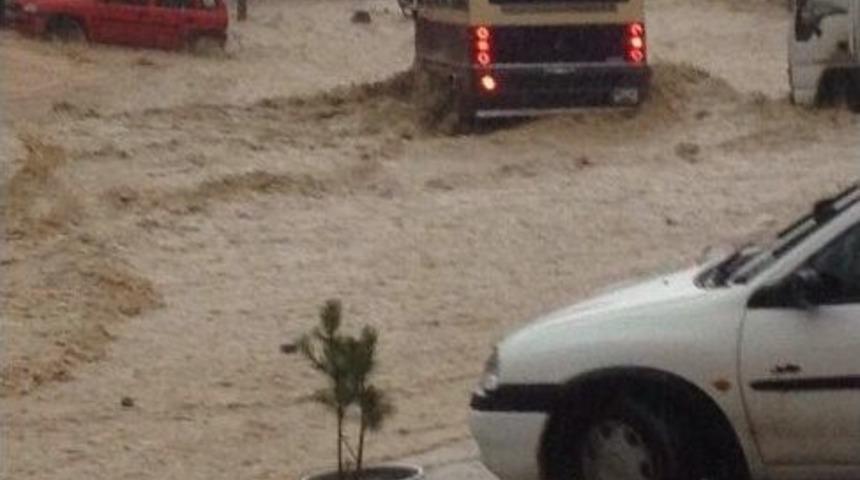 Sağanak Yağış Sonrası Ankara&rsquo;da Ara&ccedil;lar Suya Kapıldı