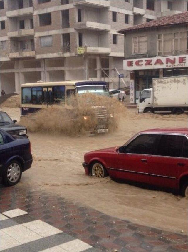 Sağanak Yağış Sonrası Ankara&rsquo;da Ara&ccedil;lar Suya Kapıldı 1