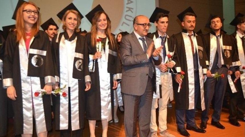 Er&uuml; İletişim Fak&uuml;ltesinde &Ouml;ğrenciler Mezun Olmanın Sevincini Yaşadı