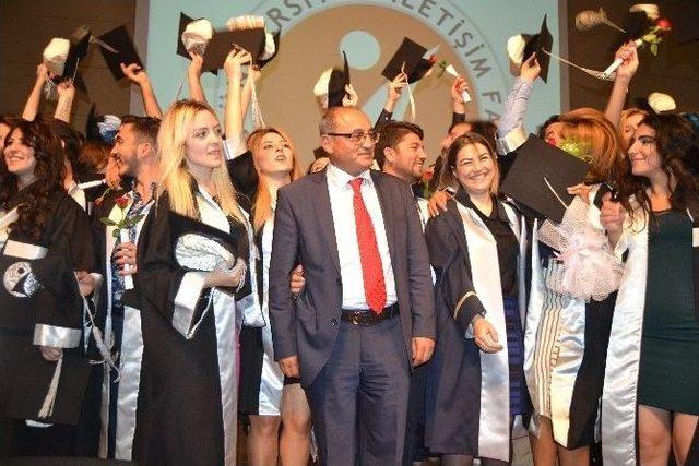 Er&uuml; İletişim Fak&uuml;ltesinde &Ouml;ğrenciler Mezun Olmanın Sevincini Yaşadı 1