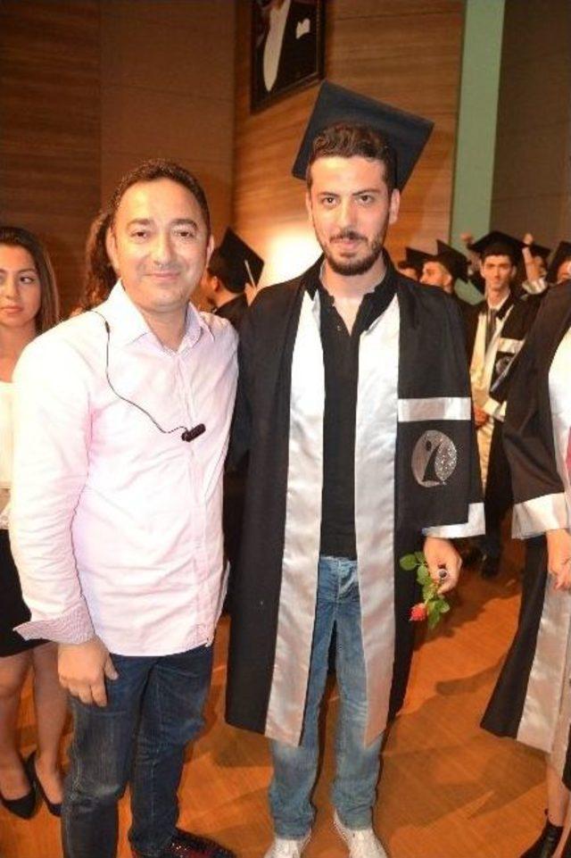 Er&uuml; İletişim Fak&uuml;ltesinde &Ouml;ğrenciler Mezun Olmanın Sevincini Yaşadı 2