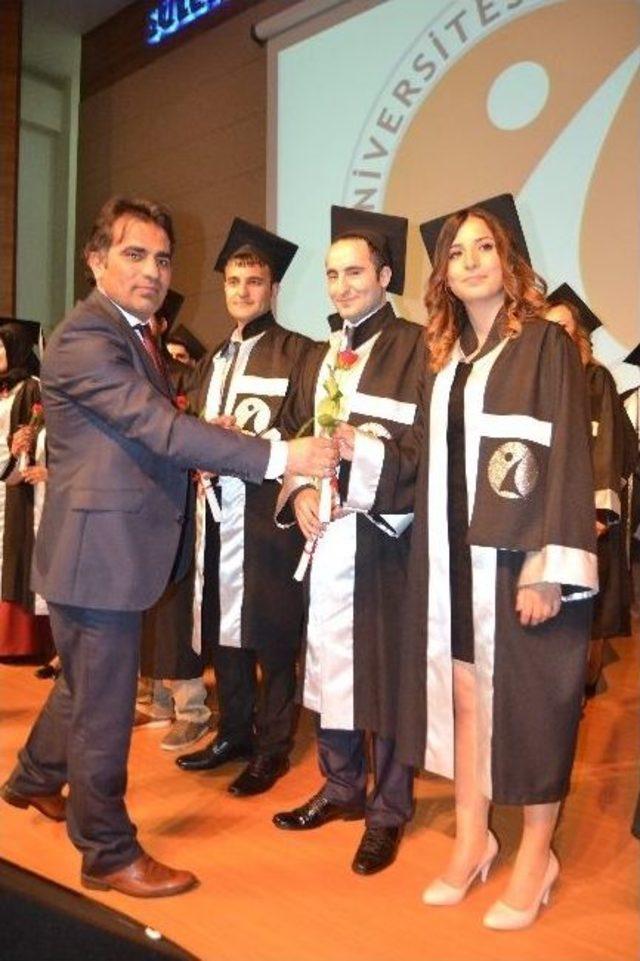 Er&uuml; İletişim Fak&uuml;ltesinde &Ouml;ğrenciler Mezun Olmanın Sevincini Yaşadı 3
