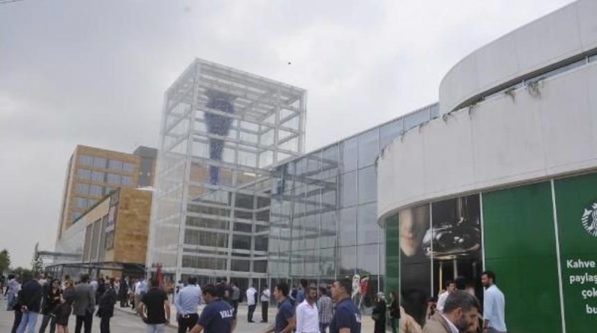 İzmit'te Dev Bir Alışveriş Merkezi Daha A&ccedil;ıldı