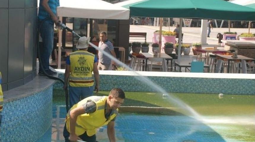 Yosun Tutan Kent Meydanı Havuzu Temizleniyor