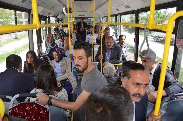 Erciş Belediyesi Yarın Yapılacak Lys’ye Katılacak Olan Öğrencilerin Sınav Merkezlerine Ücretsiz Taşıyacak